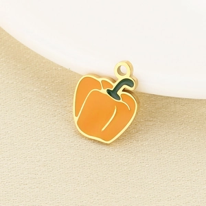 Detailaufnahme des orangefarbenen Paprika-Anhängers mit Goldmetall und Emaille-Finish