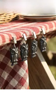 Details von Vintage-Tischdeckenbeschwerern aus Gusseisen mit Eulen-Motiv und Metallclips