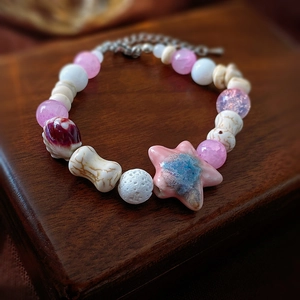Bracelet artistique avec oeil de chat rose, étoile en céramique bleue et breloque éléphant