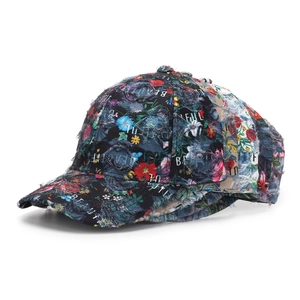 Dettaglio cappello baseball floreale vintage con bordi sfilacciati e ricamo testo