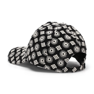 Detalle de gorra de béisbol negra con bordado blanco y hebilla metálica ajustable