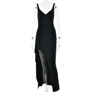 Détail d'une élégante robe longue noire à décolleté en V profond et fente latérale