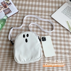 Comparaison de taille du sac à bandoulière fantôme blanc avec téléphone et portable