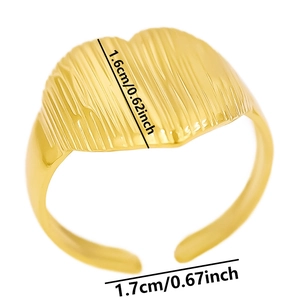 Vue détaillée de dessus de la bague coeur plaquée or 18K avec texture à rayures verticales