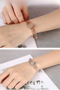 Dettaglio del bracciale aperto a quadrifoglio con diamanti in oro rosa e argento
