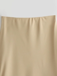 Détail du tissu sergé kaki montrant le tissage fin et le drapé élégant sur la robe
