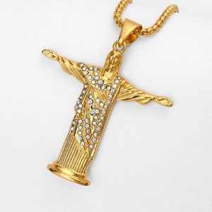 Vergoldete Jesus-Anhänger-Halskette mit funkelnden Kristallen auf weißem Grund