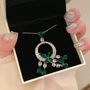 Vue détaillée du collier en argent avec pierres gouttes émeraude et cristaux clairs