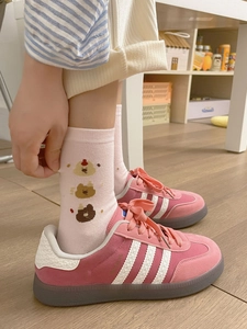 Vue détaillée de chaussettes roses en coton avec broderie d'ours mignon et rayures