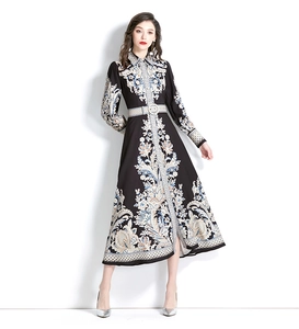 Détail d'une robe longue imprimée avec col à revers et ceinture sur fond blanc