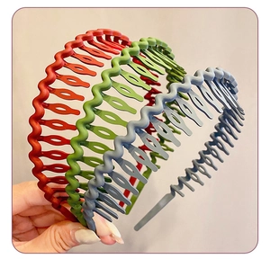 Detail view of wave-shaped Morandi matte headbands in red, green and grey colors