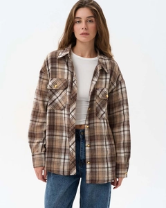Detailaufnahme des braun karierten Hemdes mit weißem Oberteil und blauer Denim-Jeans