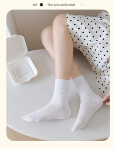 Detail weißer atmungsaktiver Baumwollsocken mit weicher Rippstruktur und Netzgewebe