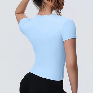 Vue arrière de t-shirt de yoga bleu clair ajusté avec tissu de sport respirant pour femme