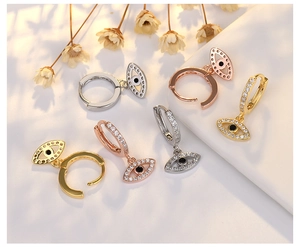 Dettaglio degli orecchini a cerchio Malocchio in finiture oro, argento e oro rosa
