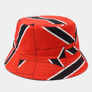 Dettaglio del cappello da pescatore rosso con strisce geometriche nere e bianche in tela