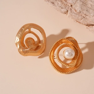 Vintage golden hammered irregular earrings with white pearl detail for women