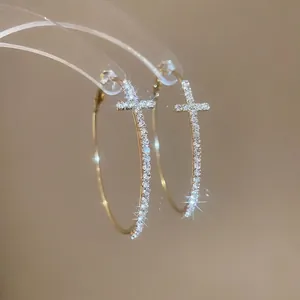 Créoles dorées chic avec détail croix pavé de cristaux et finition polie élégante