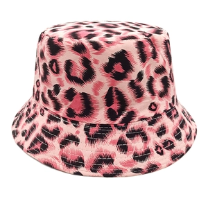Dettaglio di cappello alla pescatora leopardato rosa con cuciture rinforzate sulla tesa