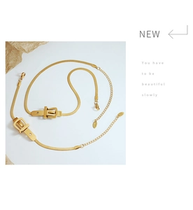 Détail d'un ensemble collier et bracelet maille serpent plaqué or 18K avec boucle