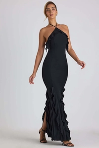 Détail de l'ourlet à volants et des plis élégants sur cette robe longue noire dos nu chic