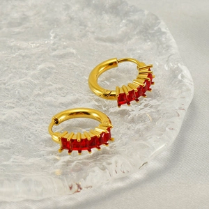 Créoles dorées élégantes avec cinq zircons rouges rectangulaires sur verre texturé