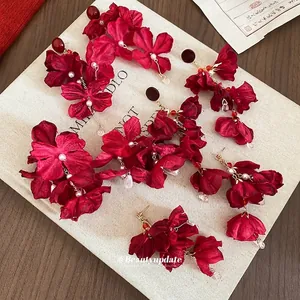 Vintage dunkelrote Stoffblumen-Ohrringe mit Perlen und Quasten im Retro-Stil