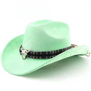 Détail du chapeau de cowboy vert menthe en suédine avec ruban ethnique et tête de taureau