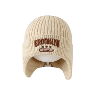 Berretto invernale in maglia per bambini con paraorecchie e ricamo Brooklyn beige