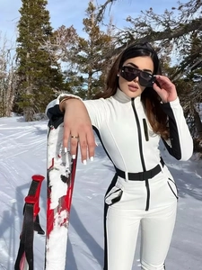 Détail d'une combinaison de ski blanche avec bandes latérales noires et une ceinture