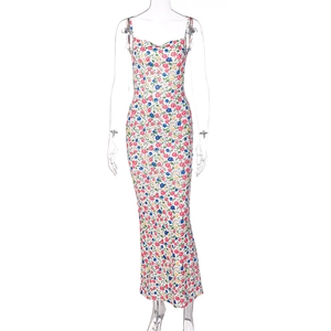 Détail de robe d'été blanche à fleurs colorées présentée sur un mannequin professionnel
