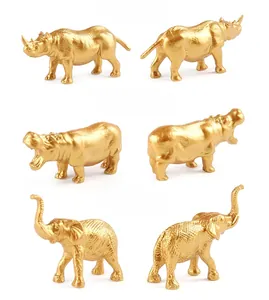 Dettaglio di figurine di animali dorati che mostrano rinoceronte, ippopotamo ed elefante