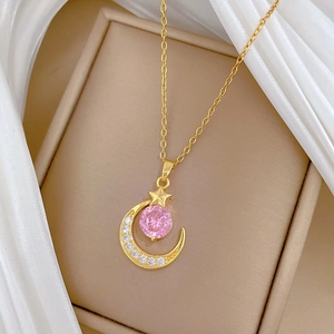 Detailansicht der goldenen Halskette mit rosa Edelstein und Stern-Mond-Anhänger-Inlay
