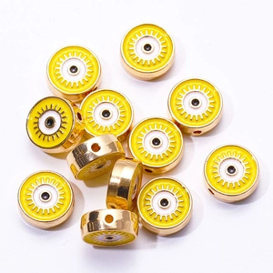 Détail de perles Mauvais Œil jaunes avec bordure dorée pour la création de bijoux DIY