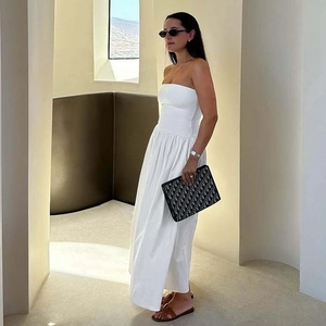 Elegantes weißes trägerloses Maxikleid mit lockerer Silhouette im minimalistischen Stil