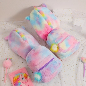 Regenbogen Plüsch Einhorn Rucksack für Mädchen mit Horn Detail auf Sternen Hintergrund