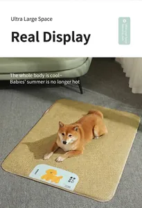 Detailansicht einer atmungsaktiven Haustier-Kühlmatte aus Rattan mit Shiba Inu Hund