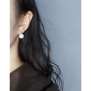 Minimalist S925 silver pearl drop earrings with round white pearls and gold hooks