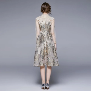 Kleid im französischen Hofstil mit Netzärmeln, Goldstickerei und Spitzenkragen
