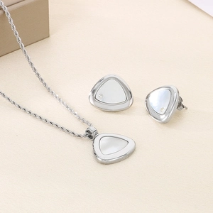 Détail d'un ensemble de bijoux en argent avec triangle nacré et chaîne torsadée fine