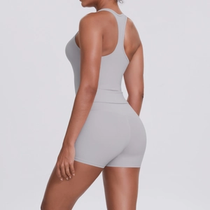 Vue arrière d'un ensemble de sport gris clair avec débardeur dos nageur et short de yoga