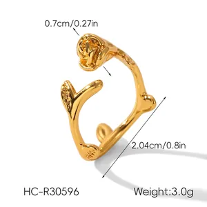 Details eines goldenen Rosenrings mit Blattstruktur und Gewichtsangabe von 3,0g