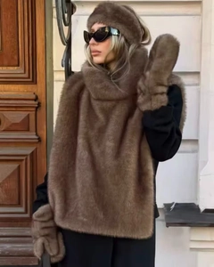 Détail d'un ensemble hiver en fausse fourrure avec écharpe brune, bandeau et gants