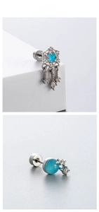 Détail de boucles d'oreilles papillon avec zircon bleu marine et pendentifs étoiles