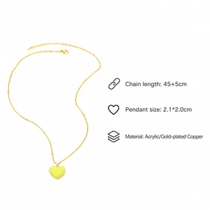 Détail du pendentif cœur en acrylique de 2,1 cm et chaîne dorée de 45 cm en cuivre