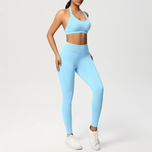 Dettaglio del set yoga azzurro senza cuciture con leggings a vita alta e reggiseno sportivo