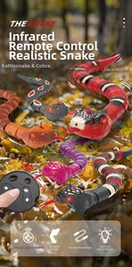 Giocattolo serpente telecomandato con texture realistica che striscia sulle foglie