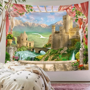 Detailansicht eines Fantasy-Wandteppichs mit Schloss und Bergen an einer Schlafzimmerwand