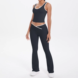 Détail du pantalon de yoga taille haute avec bordure blanche en V et coupe évasée