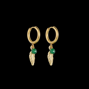 Vue détaillée de la plume dorée 14K et des perles vertes sur les boucles d'oreilles